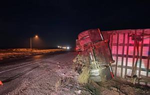 No one injured in semitruck rollover in Benton County