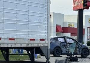 Crash blocks lane of US 395 in Kennewick