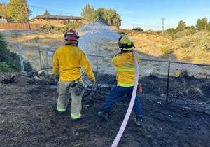 Kennewick fire crews take down brush fire that threatened homes