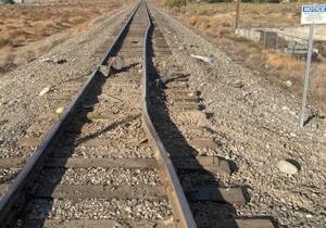Crash on railroad tracks temporarily blocks traffic in Richland