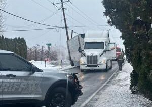 Semi truck on fire closes Selah road
