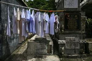 Impoverished Filipinos forge a life among the tombstones