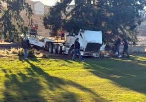 Medical issue leads to semi crash at Columbia Park Golf Tri Plex in Kennewick