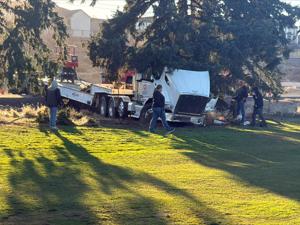 Medical issue leads to semi crash at Columbia Park Golf Tri Plex in Kennewick