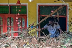Devastating landslides turn Sri Lanka village into burial ground
